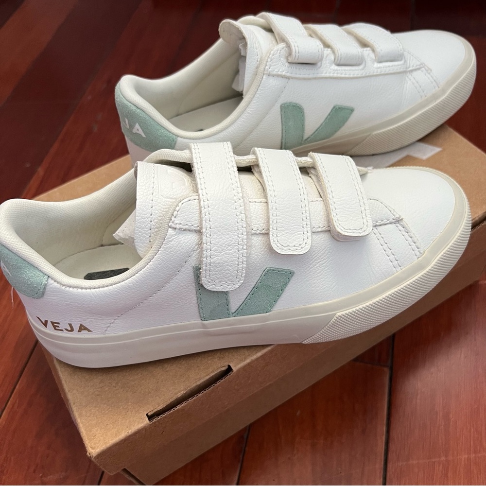 NEW Veja Recife Logo Sneakers